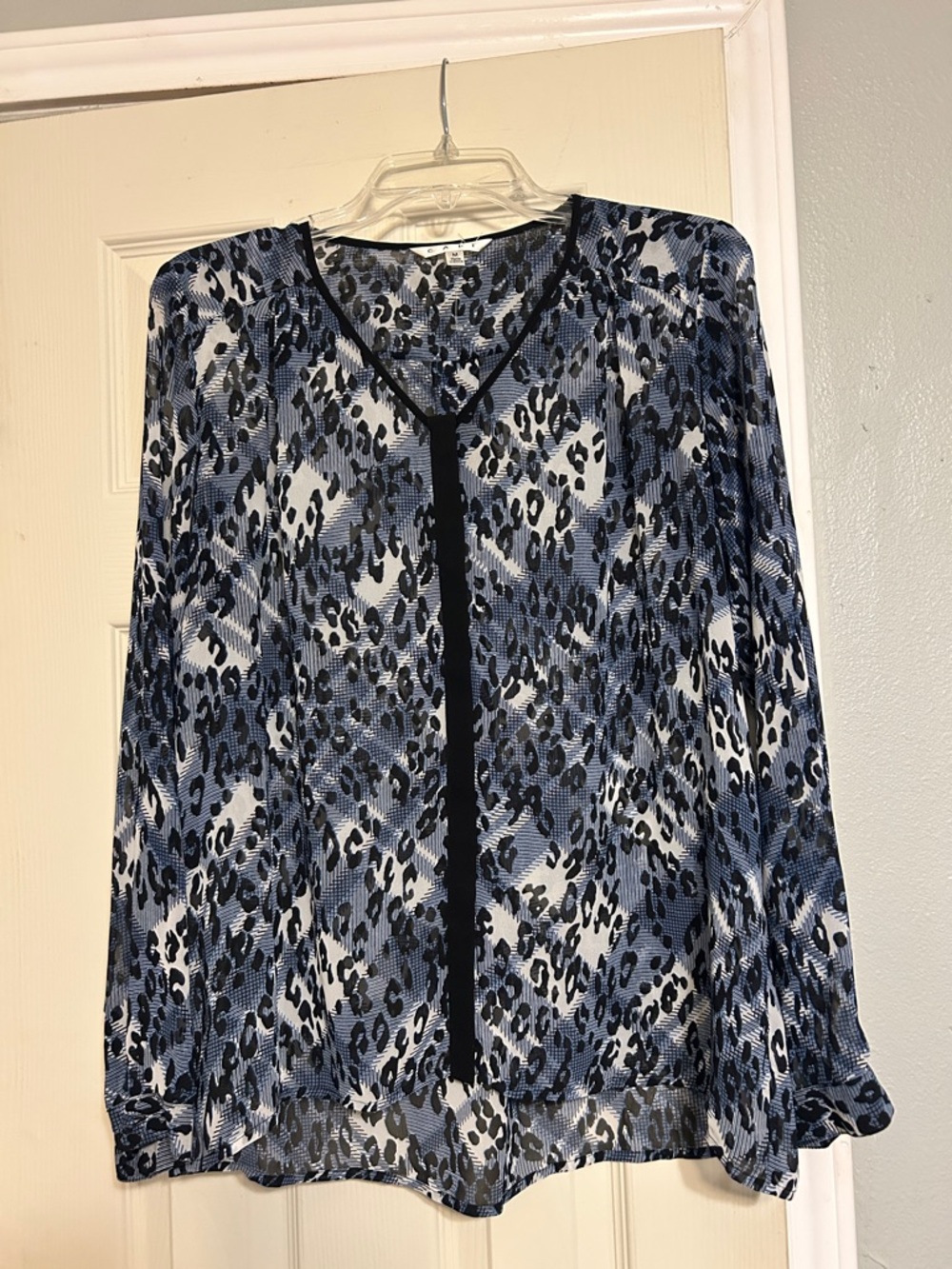 🌴$13+$4.99📦💘 Cabi blue black animal print blouse